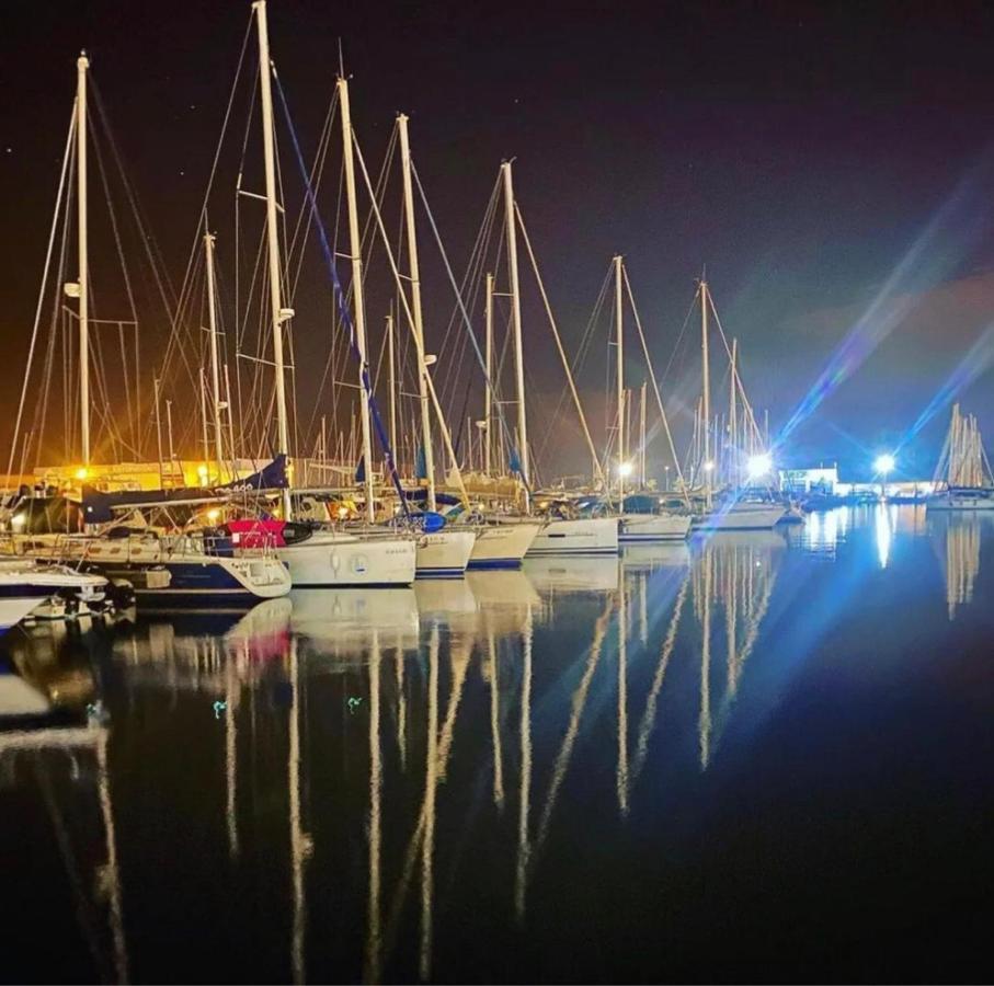 Feines Appartement Mit Hafenblick Santa Pola Bagian luar foto